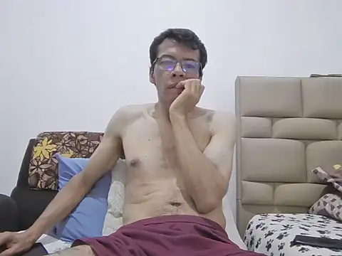 Snapshot of skinnylatino51 chatting on 06-07-26, 01:22 skinnylatino51 online show from 06-07-26, 01:22