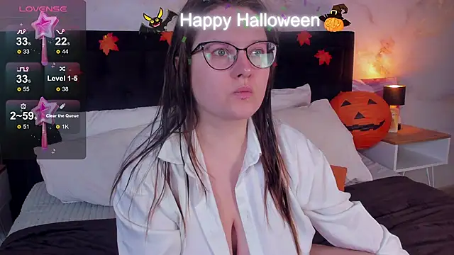 HelenDanvers online show from 10-30-25, 01:37