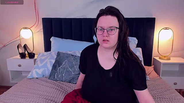 HelenDanvers online show from 11-30-25, 02:45