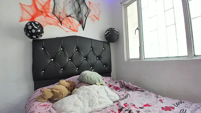 Emmantho online show from 10-22-25, 03:22