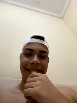 Snapshot of henrycoutto chatting on 10-05-25, 02:24 henrycoutto online show from 10-05-25, 02:24