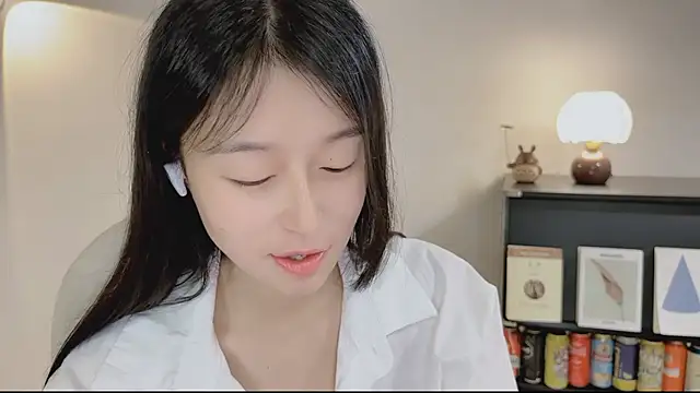 Snapshot of Onechestnut chatting on 04-23-26, 05:25 Onechestnut online show from 04-23-26, 05:25