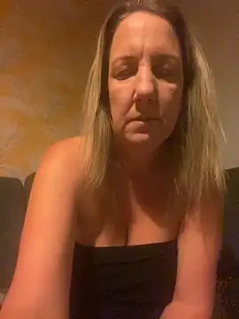 Snapshot of X-Victoria-X chatting on 09-21-25, 03:44 X-Victoria-X online show from 09-21-25, 03:44