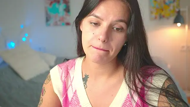 Snapshot of EwelynScott chatting on 10-14-25, 01:34 EwelynScott online show from 10-14-25, 01:34