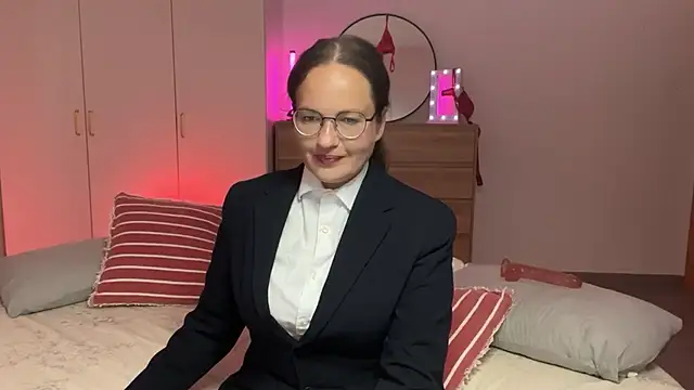 Snapshot of UnderWunder chatting on 07-20-26, 06:32 UnderWunder online show from 07-20-26, 06:32
