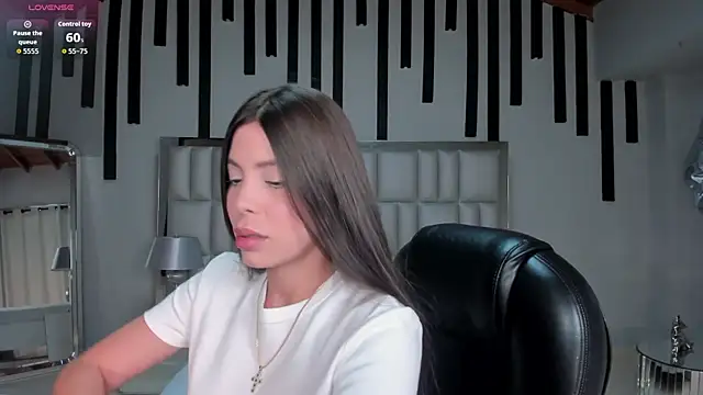 Snapshot of MeganScott chatting on 06-11-26, 11:18 MeganScott online show from 06-11-26, 11:18