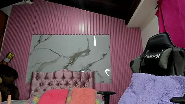 Snapshot of Mindy_19 chatting on 11-14-25, 10:52 Mindy 19 online show from 11-14-25, 10:52