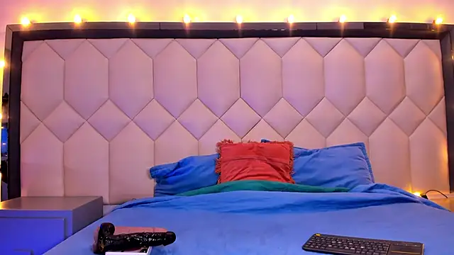 Scarletbigbug online show from 10-27-25, 03:13