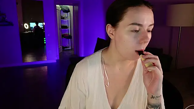Snapshot of Di_na_Bell chatting on 07-24-26, 05:47 Di na Bell online show from 07-24-26, 05:47