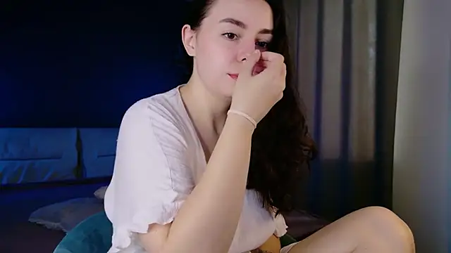 Snapshot of Di_na_Bell chatting on 07-13-26, 06:02 Di na Bell online show from 07-13-26, 06:02