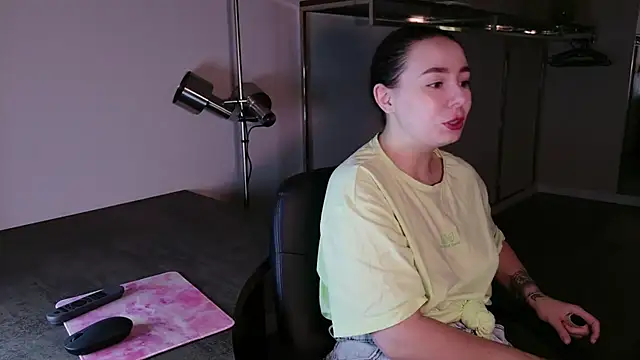 Snapshot of Di_na_Bell chatting on 07-22-26, 05:42 Di na Bell online show from 07-22-26, 05:42