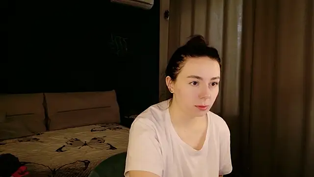 Snapshot of Di_na_Bell chatting on 06-02-26, 05:29 Di na Bell online show from 06-02-26, 05:29