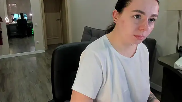 Snapshot of Di_na_Bell chatting on 06-01-26, 05:29 Di na Bell online show from 06-01-26, 05:29
