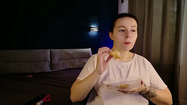 Snapshot of Di_na_Bell chatting on 05-15-26, 05:49 Di na Bell online show from 05-15-26, 05:49