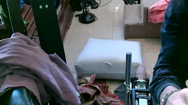 Snapshot of 6mickey9 chatting on 10-20-25, 08:53 6mickey9 online show from 10-20-25, 08:53