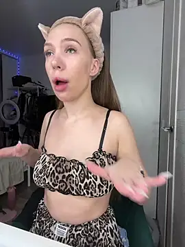 Snapshot of AlysonHuxley_ chatting on 02-04-26, 12:27 AlysonHuxley online show from 02-04-26, 12:27