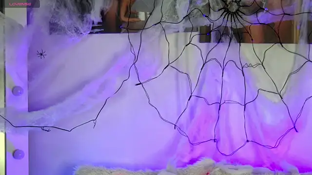 AlysonHuxley  online show from 10-31-25, 04:58