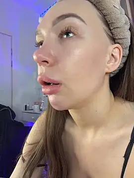 Snapshot of AlysonHuxley_ chatting on 02-18-26, 03:59 AlysonHuxley online show from 02-18-26, 03:59