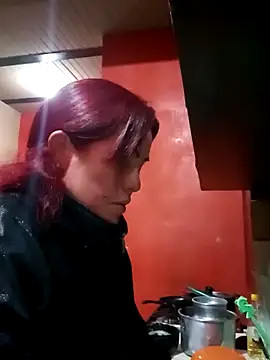 Snapshot of carolinhe_ chatting on 10-21-25, 01:32 carolinhe online show from 10-21-25, 01:32