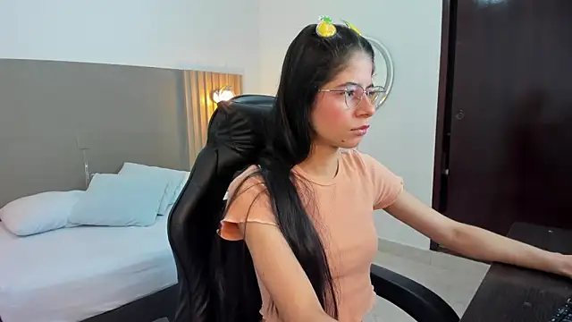 Snapshot of carlina_15 chatting on 09-20-25, 12:21 carlina 15 online show from 09-20-25, 12:21