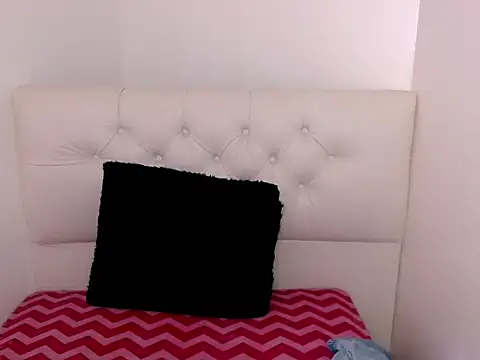 Snapshot of x_isabella_x chatting on 08-04-26, 08:35 x isabella x online show from 08-04-26, 08:35