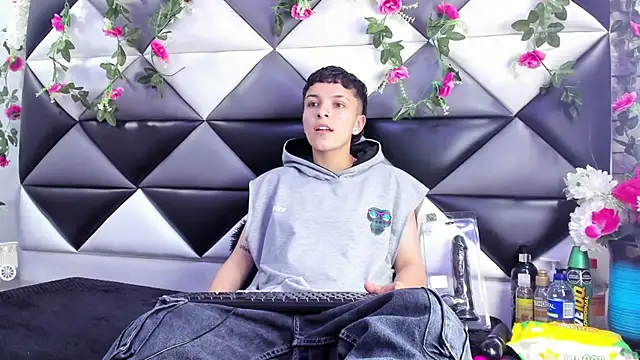 Megan Thompson  online show from 12-05-25, 02:21