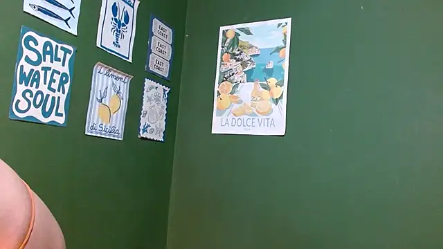 Roxiehood online show from 12-14-25, 01:34