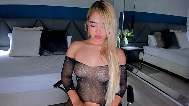 Mia Roswell online show from 11-23-25, 05:39