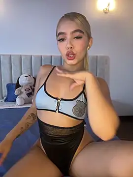 Mia Roswell online show from 12-18-25, 02:38