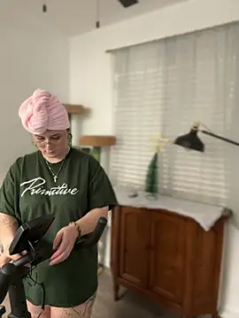 Alix Valentine online show from 12-13-25, 08:04