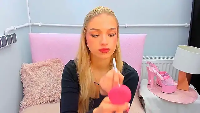 EvetteRose online show from 10-21-25, 03:11