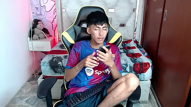 Snapshot of yiisu_ chatting on 10-04-25, 12:17 yiisu  online show from 10-04-25, 12:17