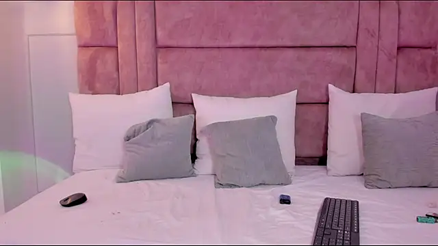 Snapshot of cloe_bunnny chatting on 10-29-25, 06:23 cloe bunnny online show from 10-29-25, 06:23