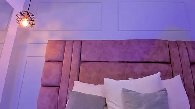 Snapshot of cloe_bunnny chatting on 10-12-25, 04:36 cloe bunnny online show from 10-12-25, 04:36