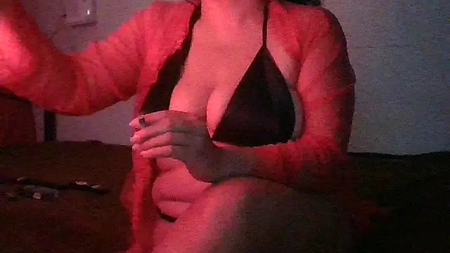 Snapshot of Darlingsweethoney chatting on 10-31-25, 04:20 Darlingsweethoney online show from 10-31-25, 04:20