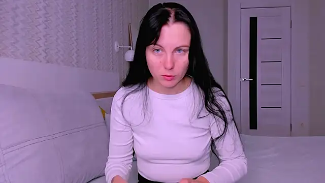 Elle Pearl  online show from 10-17-25, 06:17