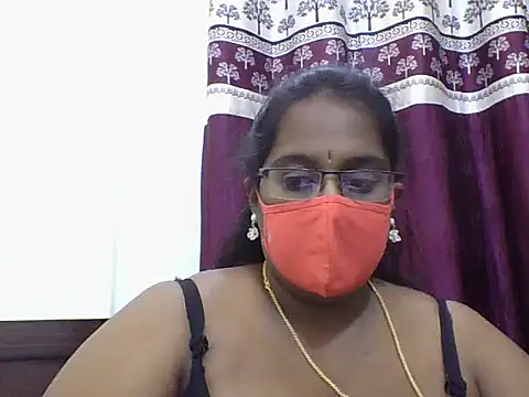 Snapshot of Reena-gowda chatting on 09-29-25, 12:28 Reena-gowda online show from 09-29-25, 12:28