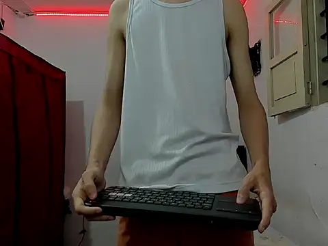 Snapshot of andrew_2811 chatting on 04-04-26, 01:12 andrew 2811 online show from 04-04-26, 01:12