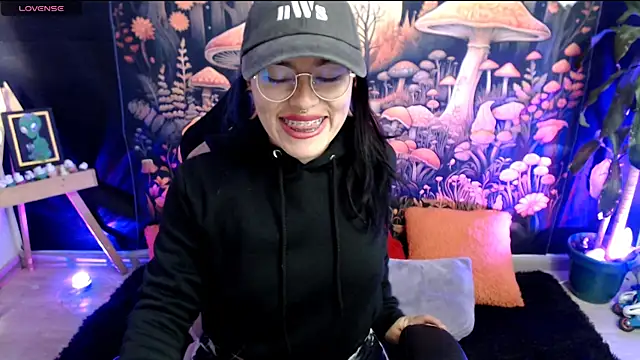 LunaBunny8 online show from 11-06-25, 03:16