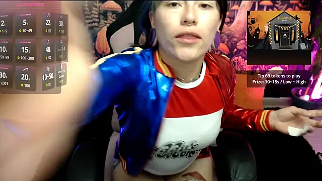 LunaBunny8 online show from 10-31-25, 01:24