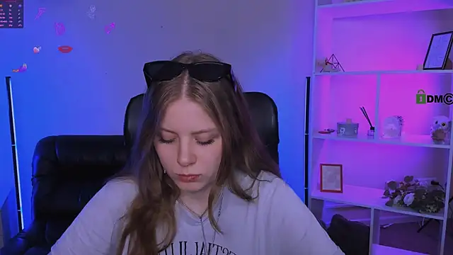 Snapshot of foxy_tease_ chatting on 11-06-25, 12:31 foxy tease online show from 11-06-25, 12:31