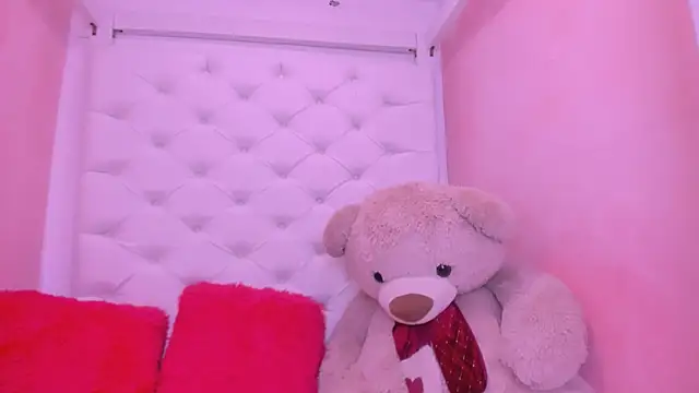 Snapshot of eimy_skinny_ chatting on 06-01-26, 01:44 eimy skinny online show from 06-01-26, 01:44