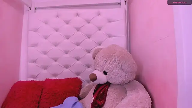 Snapshot of eimy_skinny_ chatting on 04-26-26, 01:19 eimy skinny online show from 04-26-26, 01:19