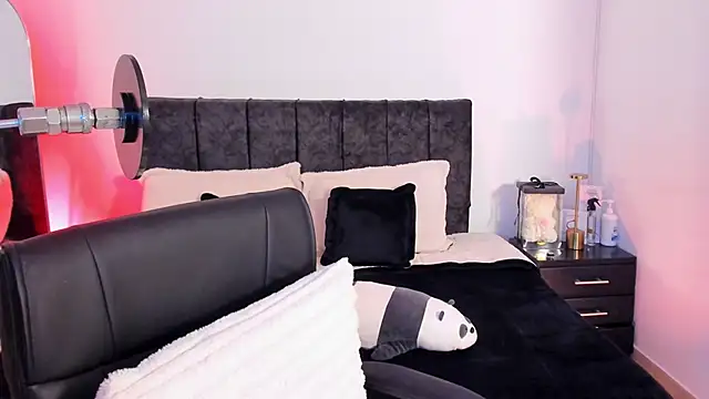 Snapshot of Taylormaxwell chatting on 02-19-26, 08:17 Taylormaxwell online show from 02-19-26, 08:17