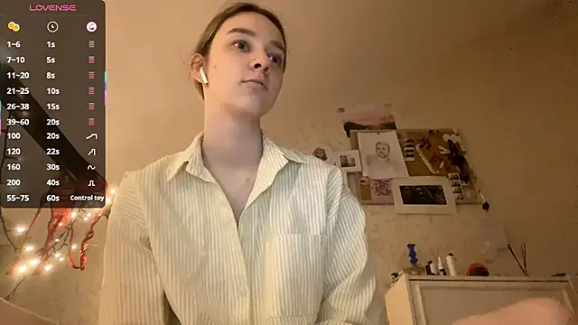 Snapshot of DanaCore chatting on 10-24-25, 04:28 DanaCore online show from 10-24-25, 04:28