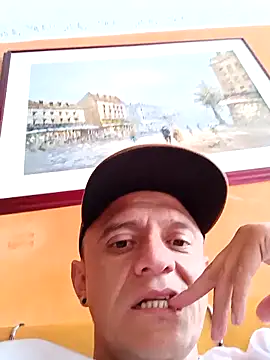 Snapshot of leon8013A chatting on 11-17-25, 04:33 leon8013A online show from 11-17-25, 04:33