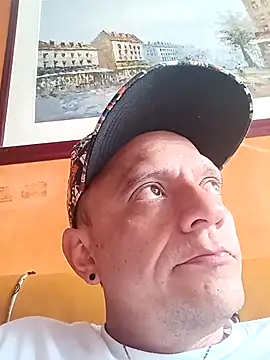 Snapshot of leon8013A chatting on 11-15-25, 01:26 leon8013A online show from 11-15-25, 01:26