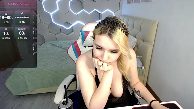 Snapshot of aliicemeow chatting on 06-10-26, 05:30 aliicemeow online show from 06-10-26, 05:30