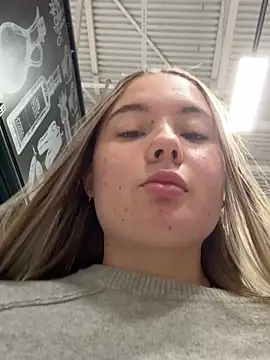 Snapshot of StephanieMur chatting on 10-11-25, 04:02 StephanieMur online show from 10-11-25, 04:02