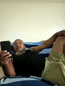 Snapshot of julio_p chatting on 10-17-25, 02:15 julio p online show from 10-17-25, 02:15